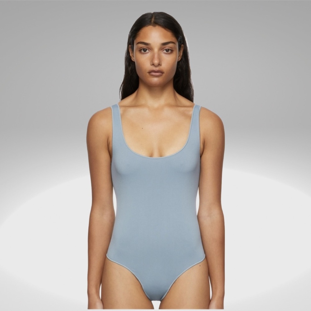 NTW SKIMS SOFT SMOOTHING SEAMLESS THONG BODYSUIT - Blue/ Grey Pacfic